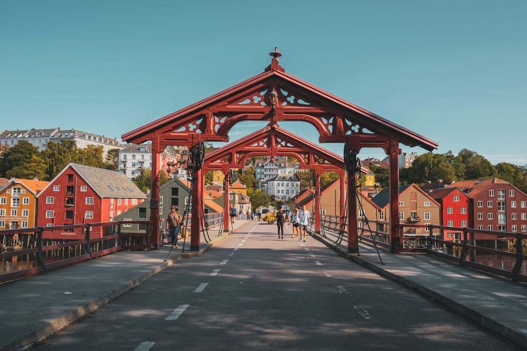 Gamle bybro i Trondheim, med bryggene langs Nidelva i bakgrunnen