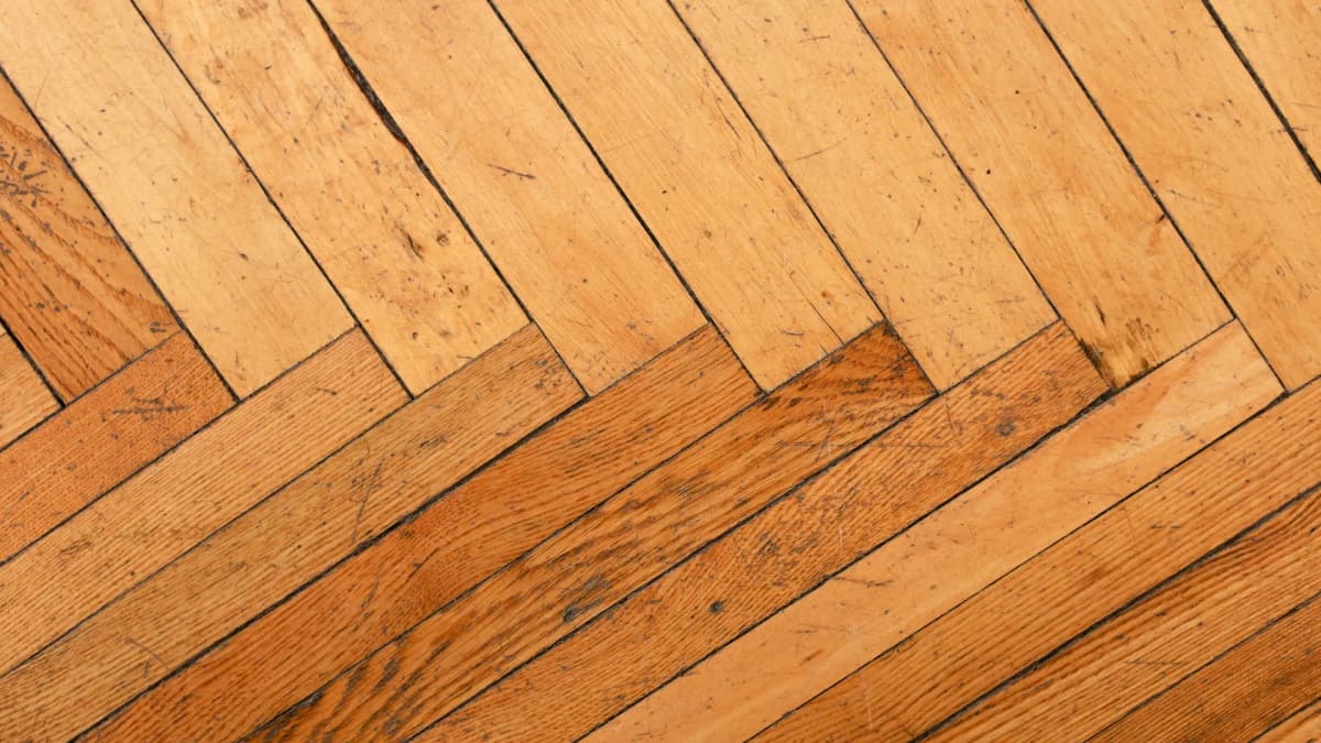 Nærbilde av et tregulv i fiskebeinsmønster
