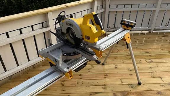Dewalt kapp- og gjærsag med sagbord, bilde 1 av 1